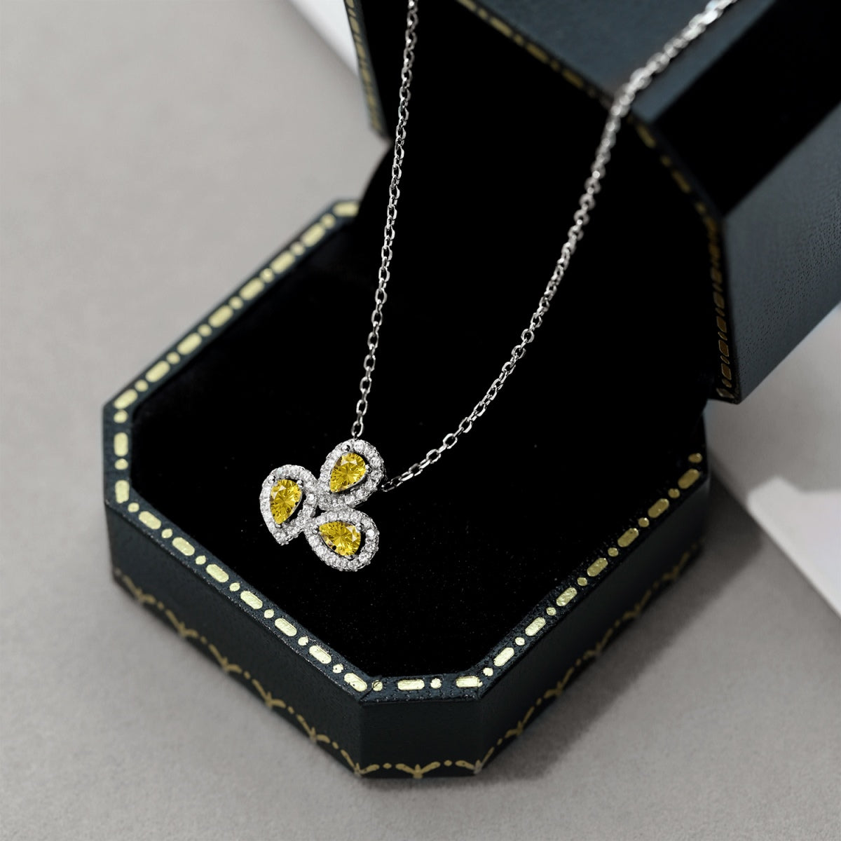 [Vivid Aurora]Elegant Flower Shape Pear Cut Necklace